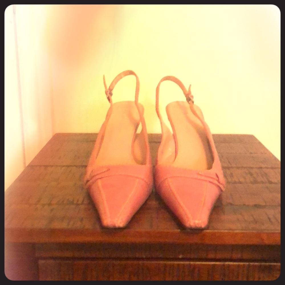 Sling back pump